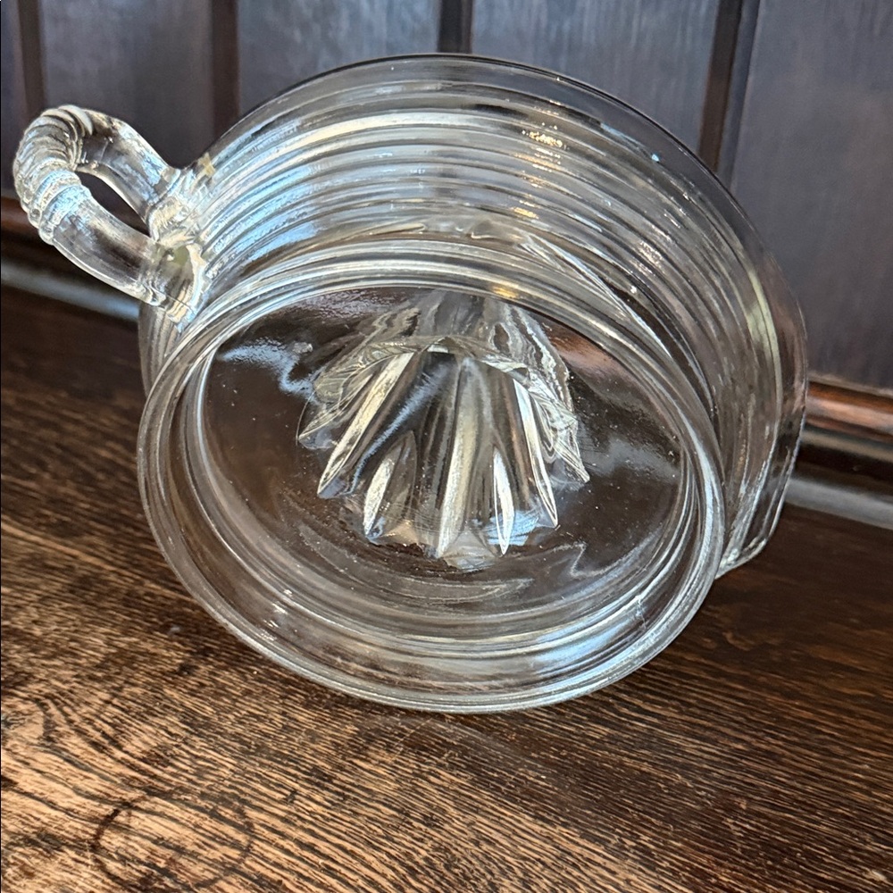 Elegant Clear Glass Citrus Juicer - Picture 4 of 5
